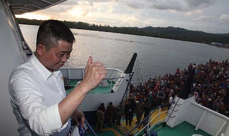 Menteri Perhubungan RI Ignasius Jonan meresmikan penggunaan pelabuhan penyeberangan Amolengo (Konawe Selatan)-Labuan (Buton Utara) di dermaga penyeberangan Amolengo, Sabtu (20/2). (foto: dok. Kemenhub) 