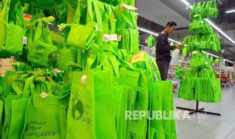  Kantong belanja mulai dijual untuk menyukseskan program pengurangan kantong plastik di salah satu toko ritel Kota Bandung, Ahad (21/2). (Republika/Edi Yusuf)