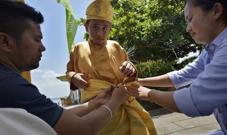 Peserta bersiap tampil dalam lomba peragaan busana khas Melayu di rangkaian acara Festival Pulau Penyengat, Selasa (23/2).  (Antara/Yudhi Mahatma)