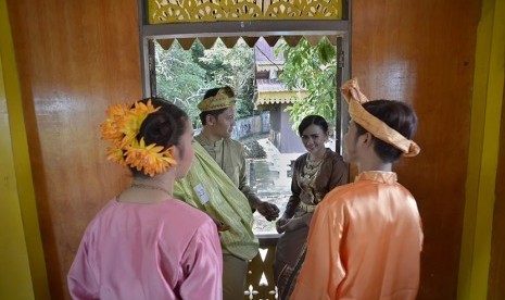 Peserta menunggu giliran tampil dalam lomba peragaan busana khas Melayu di rangkaian acara Festival Pulau Penyengat, Selasa (23/2). (Antara/Yudhi Mahatma)