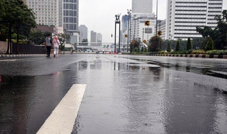 Hujan deras yang mengguyur Jakarta sejak dini hari, membuat hari bebas kendaraan bermotor di sekitar Bundaran Hotel Indonesia, hanya sedikit didatangi warga pada Ahad (28/2). (foto: MgROL_45)