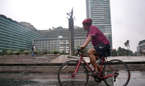 Hujan deras yang mengguyur Jakarta sejak dini hari, membuat hari bebas kendaraan bermotor di sekitar Bundaran Hotel Indonesia, hanya sedikit didatangi warga pada Ahad (28/2). (foto: MgROL_45)