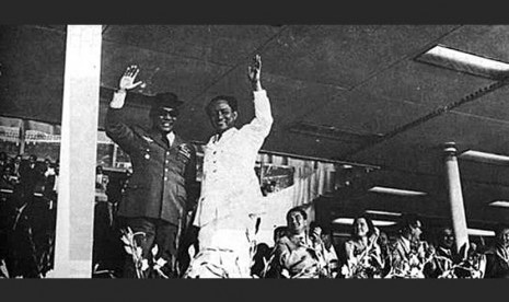 Sukarno dan DN Aidit di acara peringatan ulang tahun PKI ke-45 di Istora Senayan tahun 1964. 