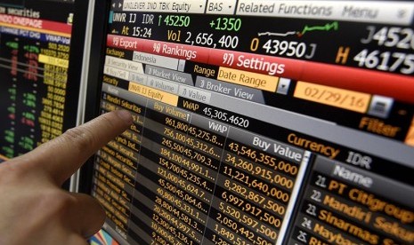 Pialang memantau pergerakan Indeks Harga Saham Gabungan (IHSG) di Mandiri Sekuritas, Jakarta, Senin (29/2). (Antara/Sigid Kurniawan)