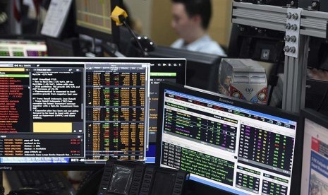 Pialang memantau pergerakan Indeks Harga Saham Gabungan (IHSG) di Mandiri Sekuritas, Jakarta, Senin (29/2). (Antara/Sigid Kurniawan)