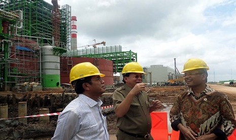  Menteri Perindustrian Saleh Husin (kanan) meninjau proyek pembangunan pabrik OKI Pulp & Paper Mills di Sungai Baung Kabupaten Ogan Komering Ilir (OKI), Sumatra Selatan, Selasa (1/3). (Republika/Maspril Aries)