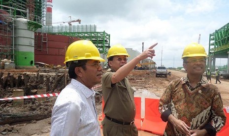  Menteri Perindustrian Saleh Husin (kanan) meninjau proyek pembangunan pabrik OKI Pulp & Paper Mills di Sungai Baung Kabupaten Ogan Komering Ilir (OKI), Sumatra Selatan, Selasa (1/3). (Republika/Maspril Aries)