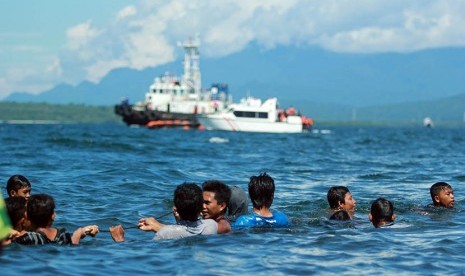 Timsar melakukan pencarian korban Kapal KMP Refelia II yang tenggelam di Selat Bali, Banyuwangi, Jumat (4/3). (Antara/Budi Candra Setya)