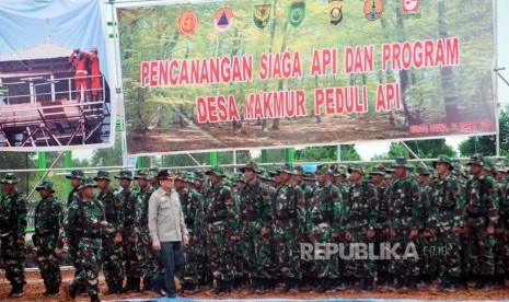 Kepala BNPB Willeam Rampangilei memeriksa pasukan saat apel siaga di  Sungai Baung, Kabupaten Ogan Komering Ilir (OKI) Sumatera Selatan (Sumsel), Kamis (24/3). (Republika/Maspril Aries)