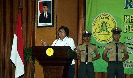   Menteri Lingkungan Hidup dan Kehutanan, Siti Nurbaya saat menghadiri  Rapat Kerja IKA - SKMA (Ikatan Alumni – Sekolah Kehutanan Menengah Atas) Tahun 2016 di Jakarta, Senin (28/3). (foto : MgROL_45)