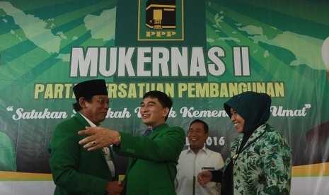 Ketua Umum PPP hasil Muktamar Jakarta Djan Faridz (kiri) berbincang dengan sejumlah pengurus DPP usai penutupan Mukernas II PPP di Jakarta, Rabu (30/3). (Antara/Akbar Nugroho Gumay)