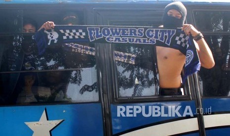 Antusias Bobotoh dalam laga final Persib versus Arema Cronus di Stadion Utama Gelora Bung Karno (SUGBK), di Jalan Diponegoro, Kota Bandung, Ahad (3/4). (foto : Dede Lukman Hakim)