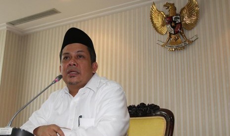 Politisi Partai Keadilan Sejahtera (PKS) Fahri Hamzah memberikan keterangan kepada wartawan terkait pemecatan dirinya dari keanggotaan PKS di Gedung DPR, Jakarta, Senin (4/4).