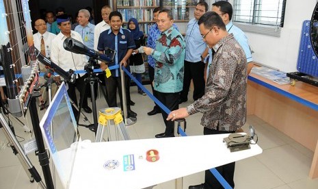  Ketua MPR Zulkifli Hasan mengamati peralatan Observatorium Ilmu Falak di kampus Program Sarjana Universitas Muhammadiyah (UMSU), Medan (Senin (4/4).  (foto : dok. MPR RI)