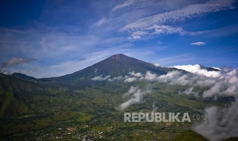 Pemandangan Gunung Rinjani dari Bukit Pergasingan, Sembalun, Lombok.