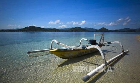 Perahu sandar di tepi Pantai Tanjung Aan, kawasan Kuata Mandalika, Lombok.  (Republika/Wihdan Hidayat)