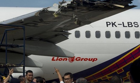 Sejumlah petugas mengamati bagian sayap kiri dari pesawat Batik Air dengan nomor registrasi PK-LBS yang mengalami insiden di Bandara Halim Perdanakusuma, Jakarta, Selasa (5/4). (Antara/Widodo S Jusuf)