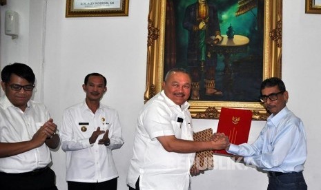  Pemerintah Provinsi Sumatera Selatan menerima bantuan kendaraan dari PT Bukit Asam (PTBA) Tbk, Palembang, Selasa (5/4).  (Republika/Maspril Aries)