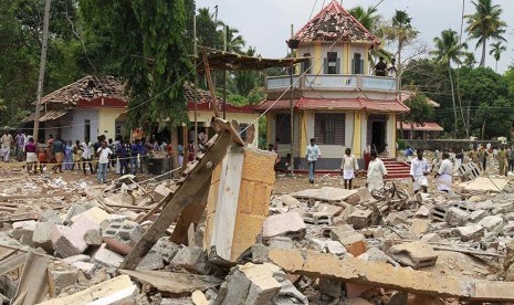  Sebuah kuil Hindu hancur akibat kebakaran yang disebabkan oleh ledakan petasan di kota Kolam di selatan India, Ahad (10/4).  (REUTERS/Sivaram V)