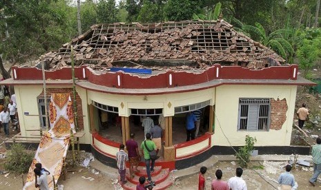  Sebuah kuil Hindu hancur akibat kebakaran yang disebabkan oleh ledakan petasan di kota Kolam di selatan India, Ahad (10/4).  (REUTERS/Sivaram V)