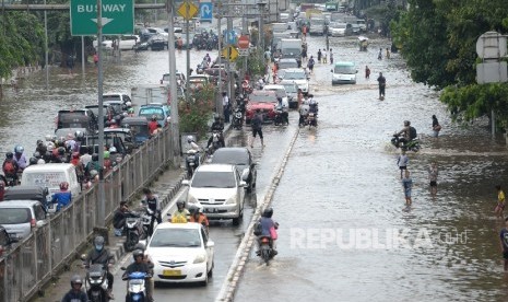 alan Terendam Air. Kendaraan terjebak macet akibat ruas Jalan Gunung Sahari terendam luapan air Sungai Ciliwung, Jakarta, Kamis (21/4). Jalan Gunung Sahari terendam akibat hujan yang turun dari Rabu (20/4) malam hingga pagi.