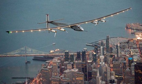  Pesawat bertenaga surya, Solar Impulse 2 tiba di San Fransisco,  setelah terbang melintasi Samudera Pasifik selama tiga hari dari Hawaii. (AP/Noah Berger)