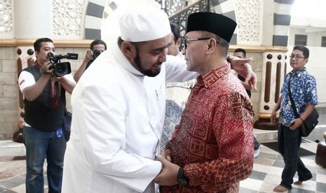  Ketua MPR Zulkifli Hasan melakukan kunjungan silaturahmi ke Habib Syekh bin Abdul Qadir Assehaf di Solo, Jawa Tengah, Selasa (10/5). (Foto : Dok. MPR RI)