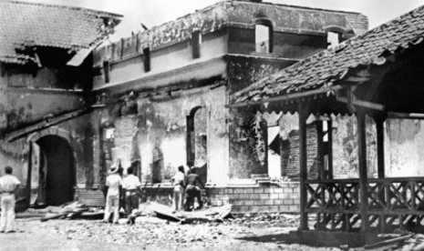 Suasana kota Madiun yang rusak parah akibat pemberontakan PKI Madiun 1948.