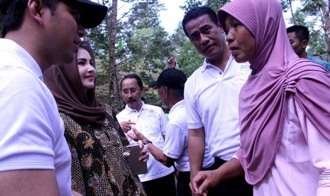 Menteri Pertanian RI Amran Andi Sulaiman (kedua kanan) didampingi Bupati Trenggalek Emil Elestianto Dardak (kiri) dan artis Arumi Bachsin (kedua kiri) berbincang dengan petani durian di Trenggalek, Jawa Timur, Jumat (13/5). (Antara/Destyan Sujarwoko)