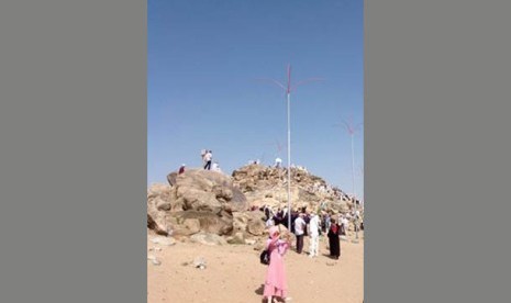 Jamaah umrah melakukan foto selfie di tengah teirk matahari di Jabal Rahmah.