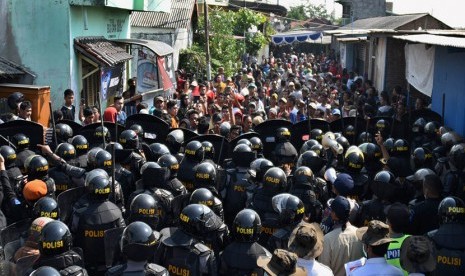 Warga berupaya menghadang polisi saat dilakukan penggusuran puluhan rumah di kawasan Kebonharjo, Semarang, Jateng, Kamis (19/5). (Antara/R. Rekotomo)