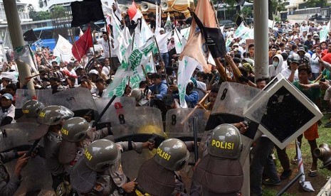 Polisi berusaha menahan amukan demonstran saat unjuk rasa yang berakhir ricuh di depan Gedung KPK, Jakarta, Jumat (20/5).(Antara/Hafidz Mubarak) 