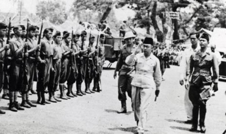 Wapres Mohamad Hatta memeriksa pasukan kehormatan di Linggarjati, Cirebon, 17 November 1946.