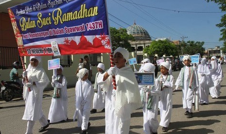 Sejumlah pelajar mengikuti pawai taaruf sambut bulan suci Ramadan di Kota Idi Rayeuk, Kabupaten Aceh Timur, Aceh, Rabu (1/6). (Antara/Syifa Yulinnas)