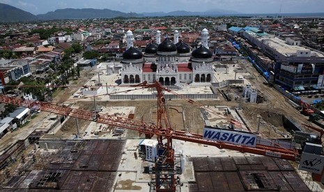 Suasana pembangunan perluasan Masjid Raya Baiturrahman di Banda Aceh, Aceh, Jumat (3/6).(Antara/Irwansyah Putra)