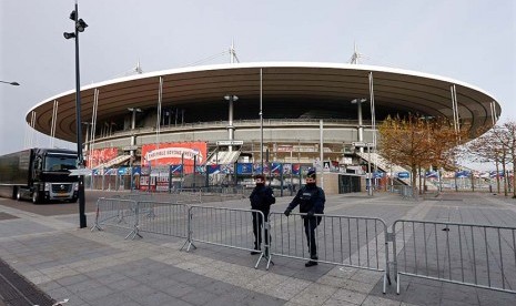 Petugas keamanan berjaga di Stade de France.