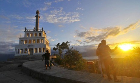 Sejumlah warga tengah bersantai menunggu berbuka puasa (ngabuburit) di Monumen Nosarara Nosabatutu, Palu, Sulawesi Tengah, Selasa (7/6).  (Antara/Fiqman Sunandar)