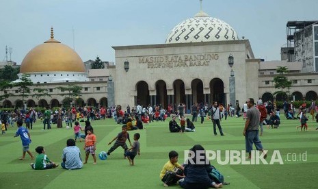 Masyarakat ngabuburit di Alun-alun Bandung, Selasa (7/6). (Republika/Edi Yusuf)