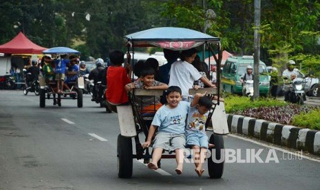 Anak-anak menikmati naik delman 