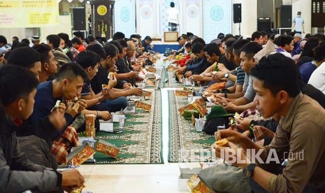 Masyarakat menikmati tajil saat berbuka puasa di Masjid Raya Bandung, Selasa (7/6). (Republika/Edi Yusuf)