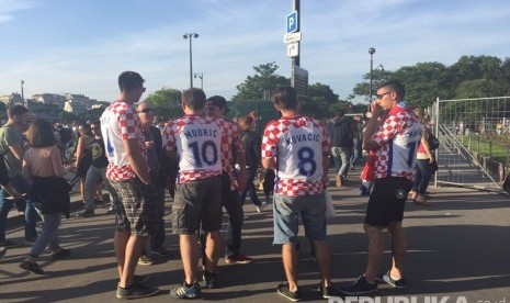 Suporter Piala Eropa 2016 berkumpul di sekitar kawasan Menara Eiffel, Paris.  (Republika/Citra Listya Rini)