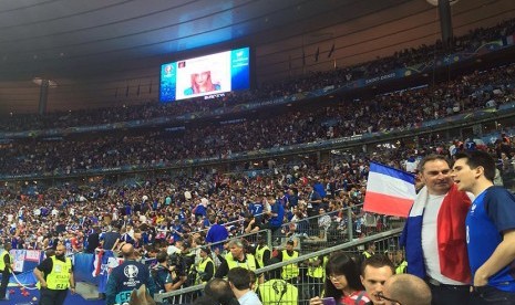  Suporter tuan rumah Prancis di Stade de France pada Jumat (10/6) malam waktu setempat. (Republika/Citra Listya Rini)  