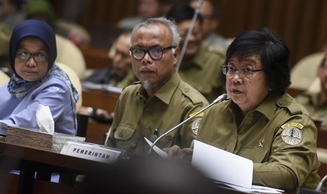 Menteri Kehutanan dan Lingkungan Hidup Siti Nurbaya (kanan) mengikuti rapat kerja dengan Komisi IV DPR di Kompleks Parlemen, Senayan, Jakarta, Senin (27/6). (Antara//Hafidz Mubarak A)