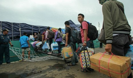 Pemudik naik ke kapal barang Darlin Isabel saat Mudik Gratis Kapal Laut di dermaga Jamrud Utara, Pelabuhan Tanjung Perak Surabaya, Jawa Timur, Rabu (29/6). (Antara/Didik Suhartono)