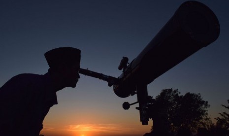 Petugas dari Kementerian Agama Kabupaten Jombang mengamati posisi hilal (bulan) saat rukyatul hilal untuk menentukan Idul Fitri 1 Syawal 1437 Hijriyah di Satradar 222 Ploso di Kabuh, Jombang, Jawa Timur, Senin (4/7). 