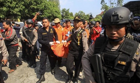 Polisi membawa kantong berisi jenazah Nur Rohman, pelaku bom bunuh diri di Mapolresta Solo, Jawa Tengah, Selasa (5/7).  (Antara/Maulana Surya)