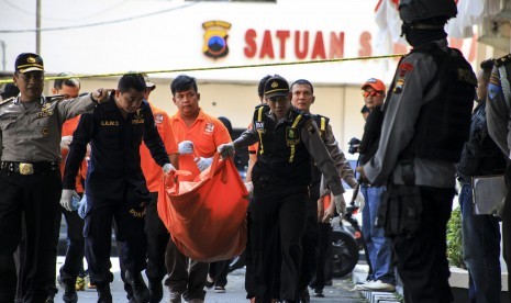 Polisi membawa kantong berisi jenazah Nur Rohman, pelaku bom bunuh diri di Mapolresta Solo, Jawa Tengah, Selasa (5/7).  (Antara/Maulana Surya)