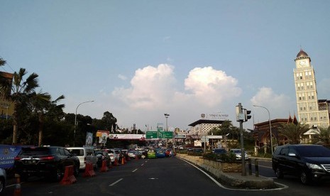  Situasi lalu lintas di Jalur Puncak, Kabupaten Bogor, pada Hari-H Lebaran, Rabu (6/7), dari arah Jakarta menuju Puncak mulai terpantau padat.