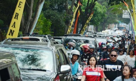 Karena macet, pengunjung harus berjalan kaki cukup jauh dari parkiran menuju tempat wisata De Ranch, Jalan Maribaya Lembang, Kabupaten Bandung Barat, Kamis (7/7). (Republika/Edi Yusuf)