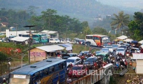 Kemacetan arus lalulintas di jalur selatan Jawa Barat (Jabar) saat melintasi tanjakan Gentong, Kecamatan Kadipaten, Kabupaten Tasikmalaya, Sabtu (9/7) sore. (Republika/Fuji E Permana)